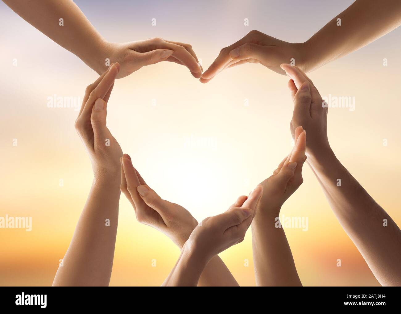 Symbole et forme du coeur créé à partir des mains.le concept d'unité, de coopération, de partenariat, de travail d'équipe et de charité. Banque D'Images