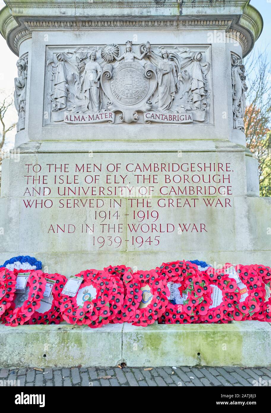 Des couronnes circulaires de pavot posées au mémorial de guerre de Cambridge, pour servir les hommes morts dans la grande guerre (1914-1919) et dans la guerre mondiale (1939-1945). Banque D'Images