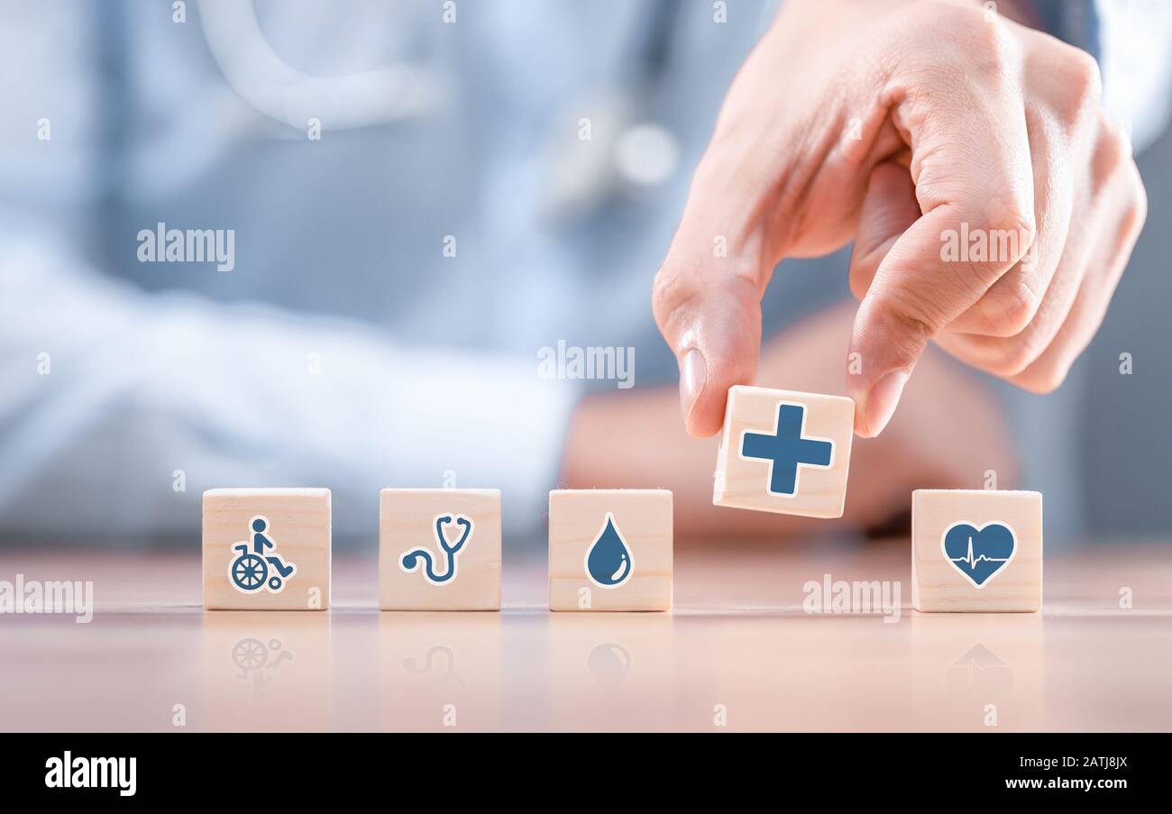 L'organisation de la main d'une cale en bois avec healthcare medical icône. Assurance santé - concept. Banque D'Images