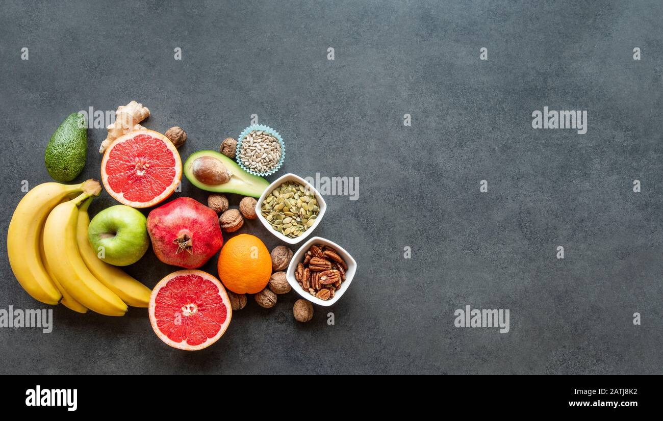 Fruits frais mixtes à base d'hélathie pour une disposition isolée sur fond de béton. Espace de copie Banque D'Images