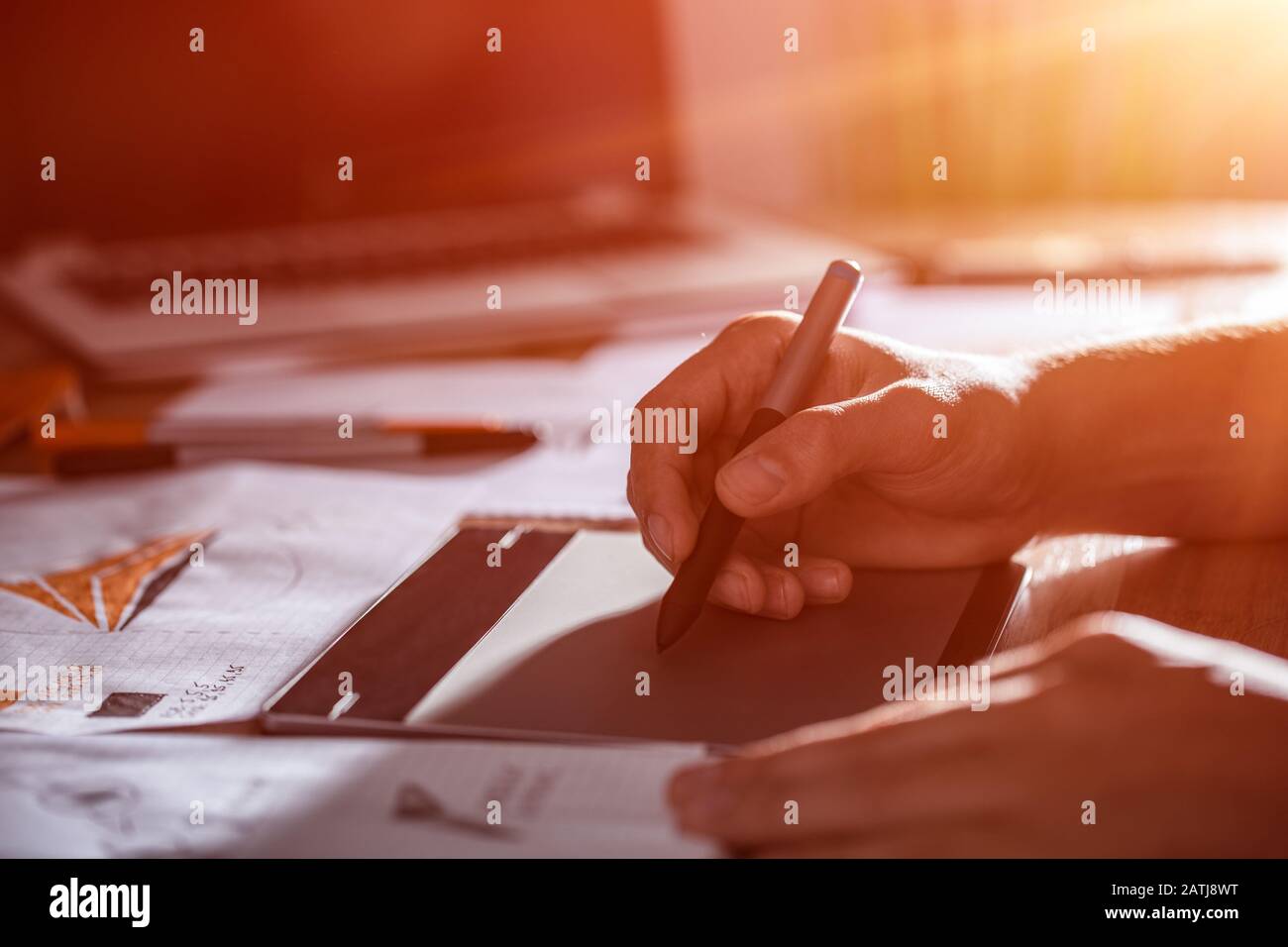 Graphiste dessin croquis logo design. Le concept d'une nouvelle marque. Profession créative professionnelle avec idée. Banque D'Images