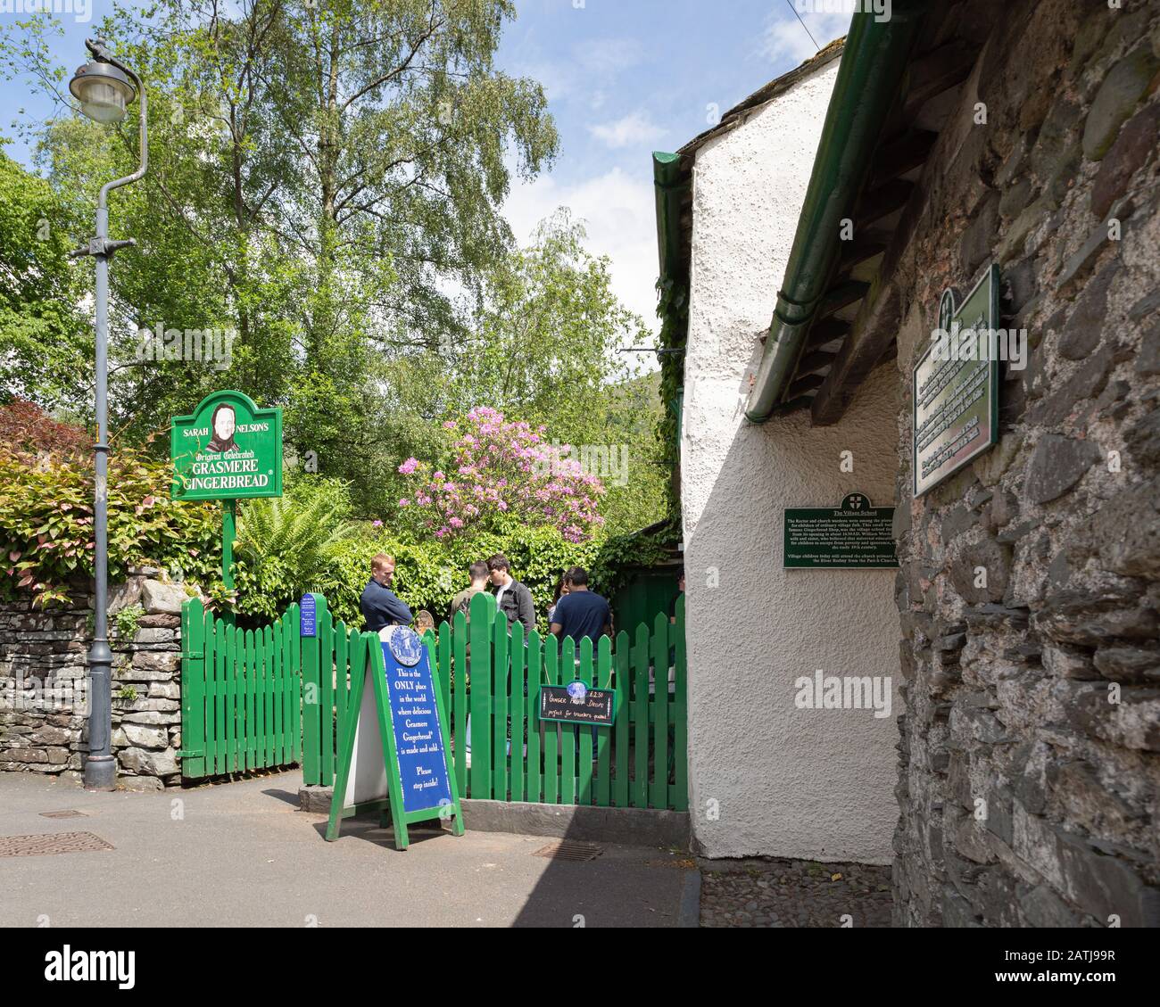 Grasmere, Cumbria, Lake District: Les clients font la queue devant la boutique de pain d'épices de Sarah Nelson dans le village de Grasmere. Banque D'Images