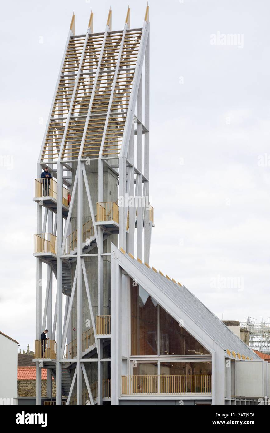 Vue détaillée de la façade ouest. The Auckland Tower, Durham, Royaume-Uni. Architecte : Niall Mclaughlin Architects, 2019. Banque D'Images