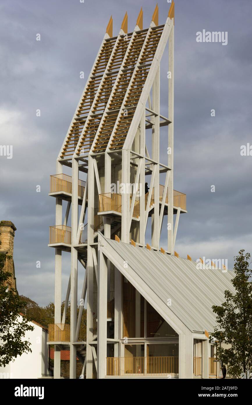 Vue détaillée de la tour. The Auckland Tower, Durham, Royaume-Uni. Architecte : Niall Mclaughlin Architects, 2019. Banque D'Images