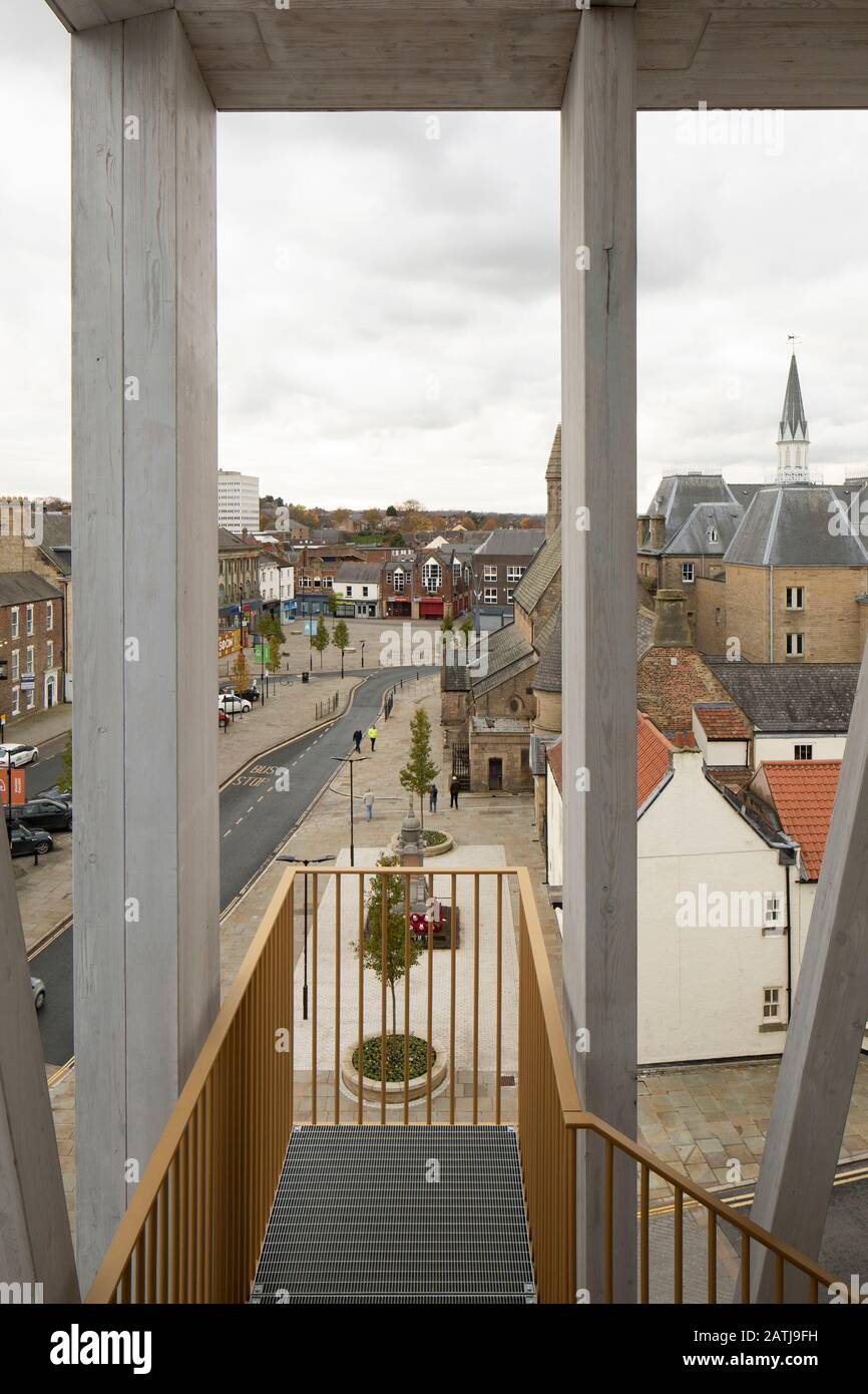 Vue de la tour vers la rue haute. The Auckland Tower, Durham, Royaume-Uni. Architecte : Niall Mclaughlin Architects, 2019. Banque D'Images