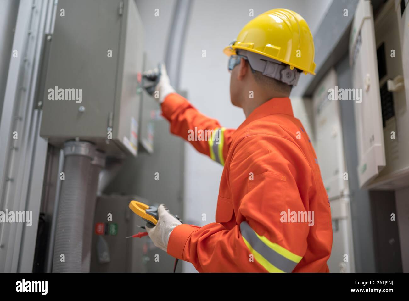 Électricien travaillant dans le bâtiment d'électricité Banque D'Images