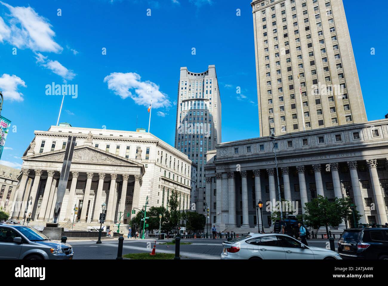 New York City, États-Unis - 2 août 2018 : Palais de justice Thurgood Marshall États-Unis et Palais de la Cour suprême de l'État de New York avec des gens autour de FO Banque D'Images