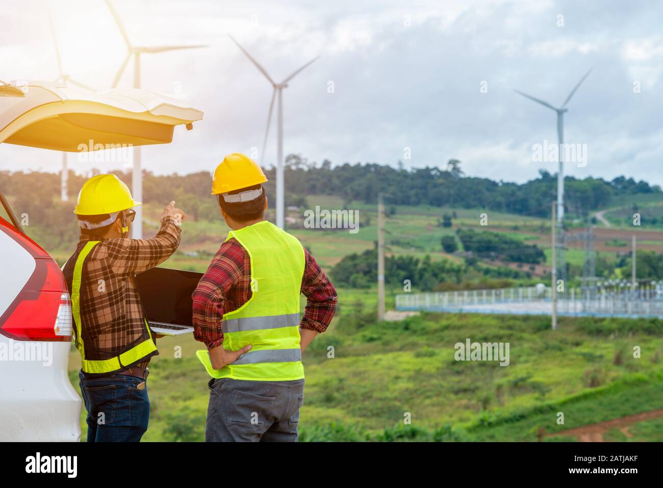 Deux ingénieurs contrôlant l'énergie électrique de production d'éolienne Banque D'Images