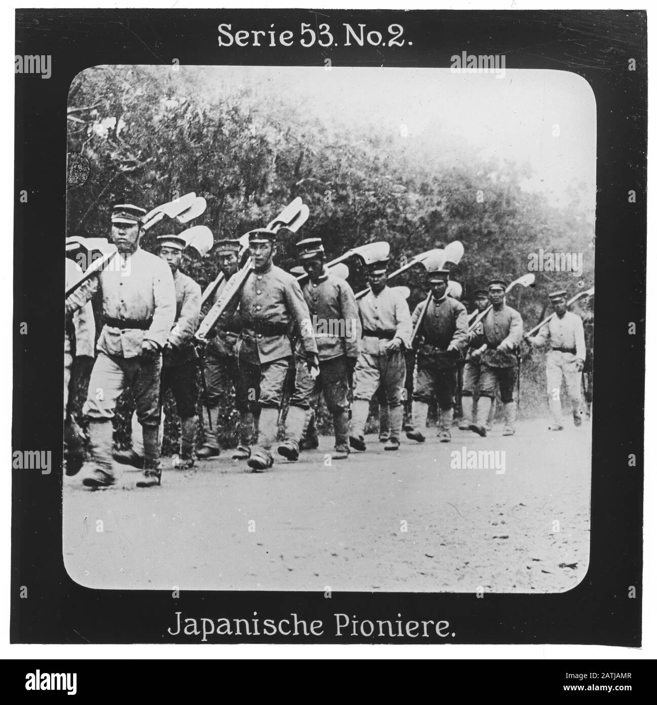 Projection Für Alle: Weltkrieg Serie 53 Kolonial-, See- Und Landkämpfe No. 2. Japanische Pioniere. - Die Firma „projection für Alle“ wurde 1905 von Max Skladanowsky (1861-1939) gegründet. Sie produzierte bis 1928 FAST 100 Serien zu je 24 Glassdias im format 8,3 x 8,3 cm im sog. Bromsilber-Gelatin-Trockenplatten Verfahren. Die Serien umfasten vor allem Städte, Länder, Landschaften aber auch Märchen und Sagen, das Alte Testament und den Ersten Weltkrieg. Banque D'Images