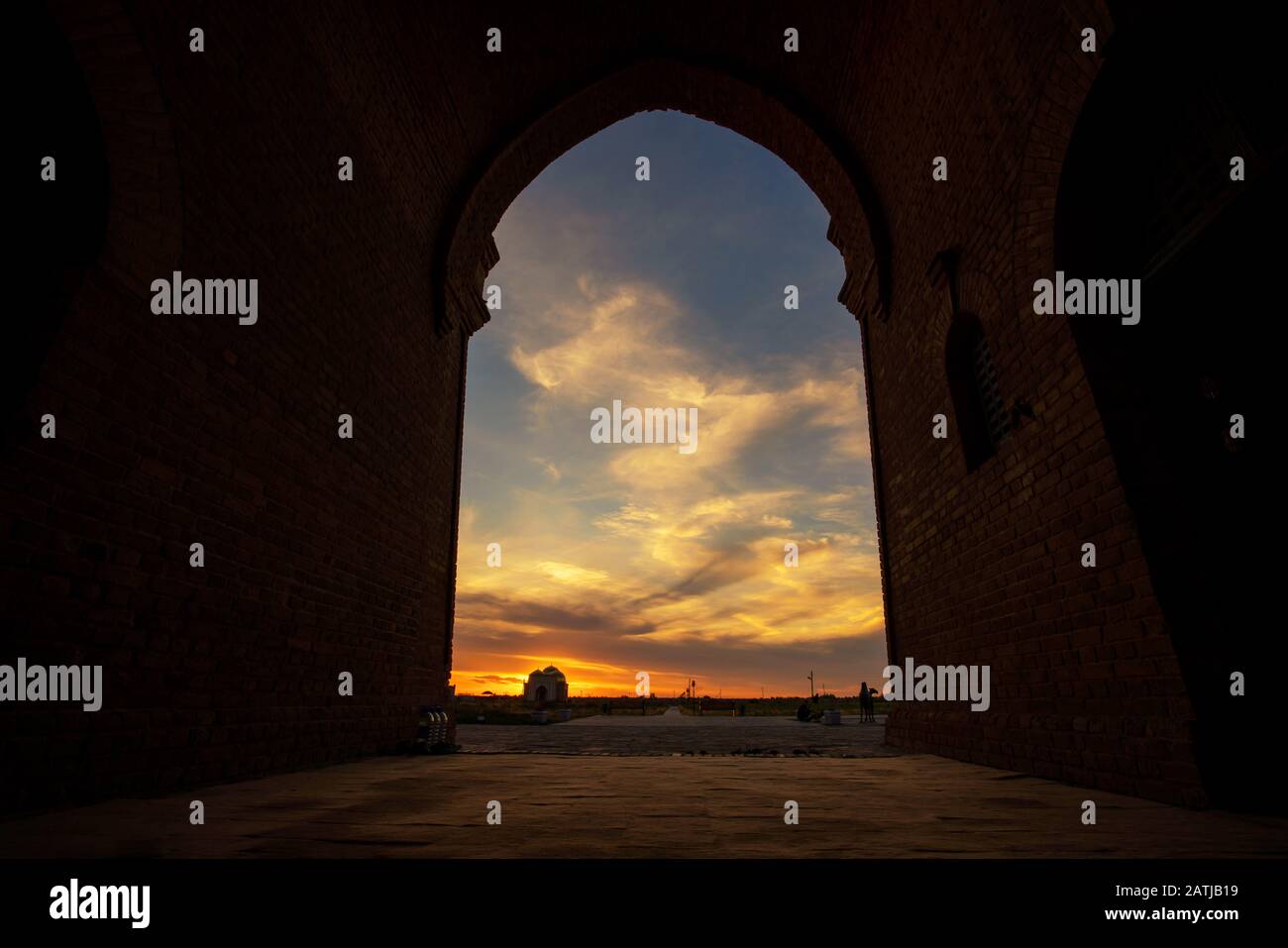 Arystan Bab Mausolée silhouette coucher de soleil de l'intérieur vue est un monument du Kazakhstan Turkestan. Banque D'Images