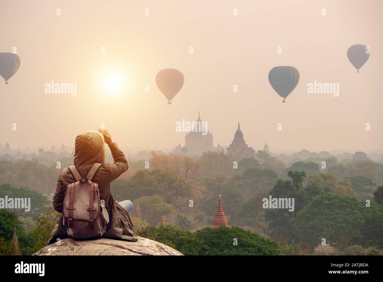 Voyageur de Backpacker à Bagan Mandalay Myanmar et assis regarder des montgolfières dans la matinée à Bagan. Banque D'Images