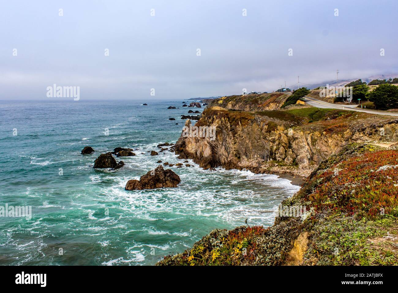 L'autoroute 1 serpente le long des falaises balnéaires près de Bodega Bay, Californie, États-Unis Banque D'Images