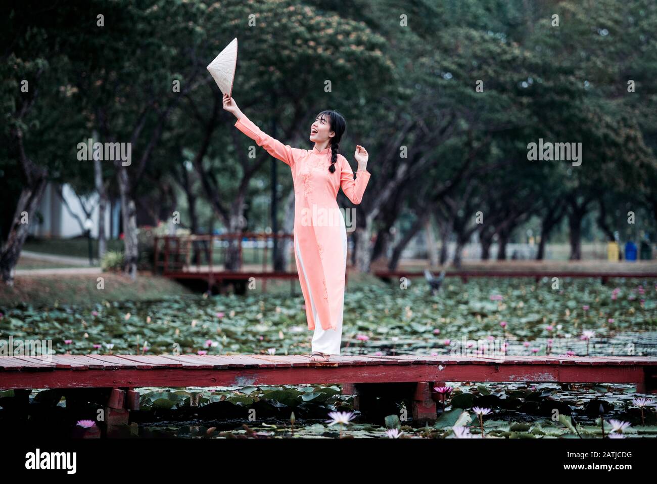 Le style de vie du touriste elle est joyeuse avec le monument dans la province de Sakon Nakhon Thaïlande. Banque D'Images