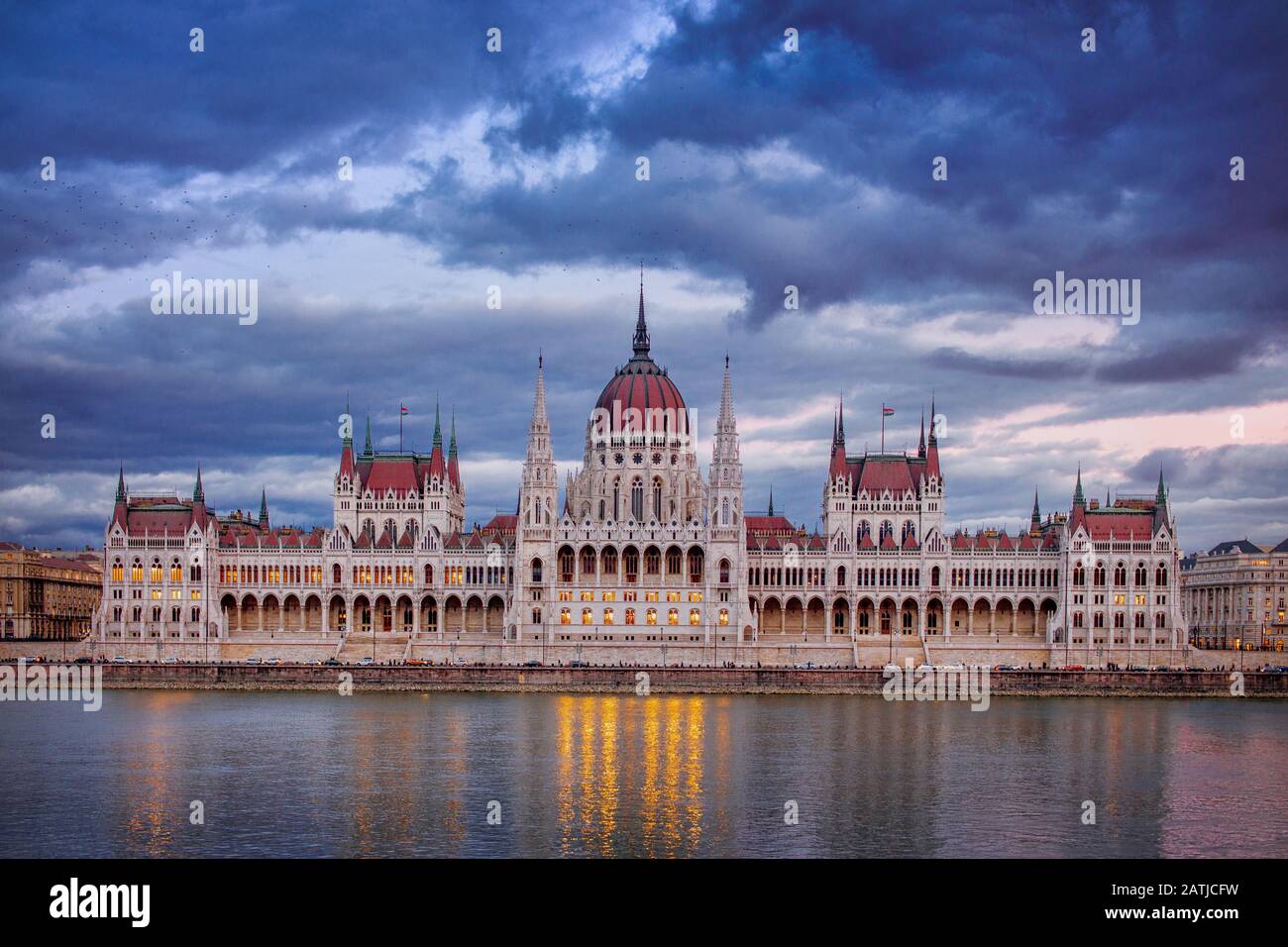 Parlement hongrois avec ciel spectaculaire, Budapest, Hongrie Banque D'Images