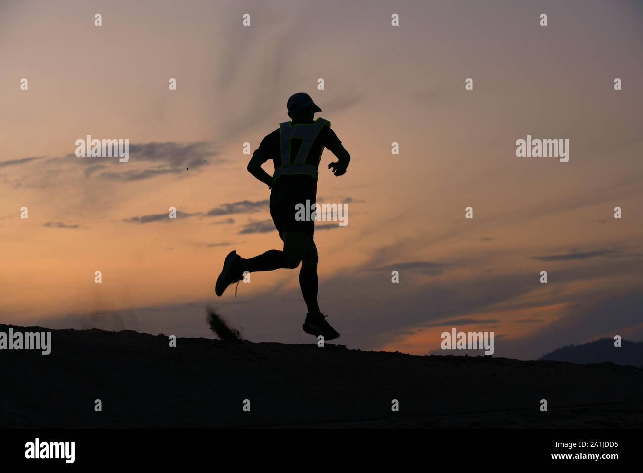 Sentier de course sur la plage de sable coucher du soleil de style de vie hommes sport Banque D'Images