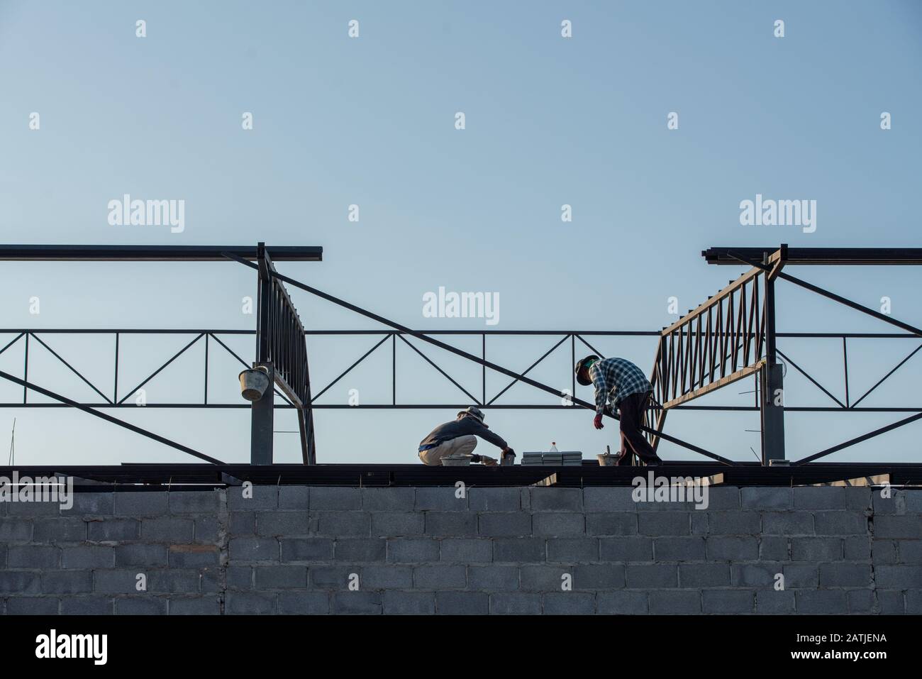 Travailleur de la construction deux personnes travaillent ensemble sur le chantier. Banque D'Images