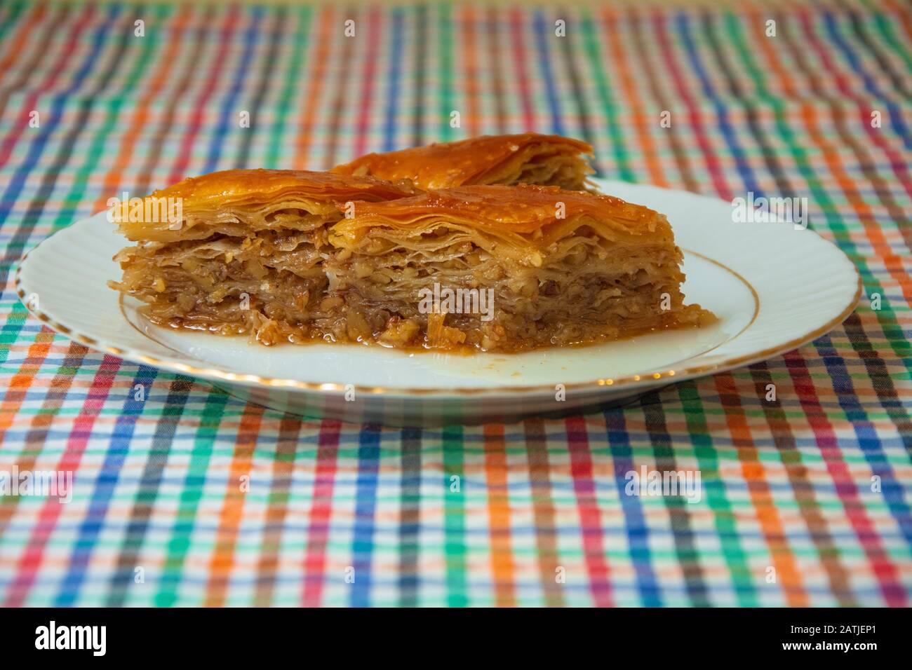 Dessert turc maison ou baklava sur une plaque de service en gros plan Banque D'Images