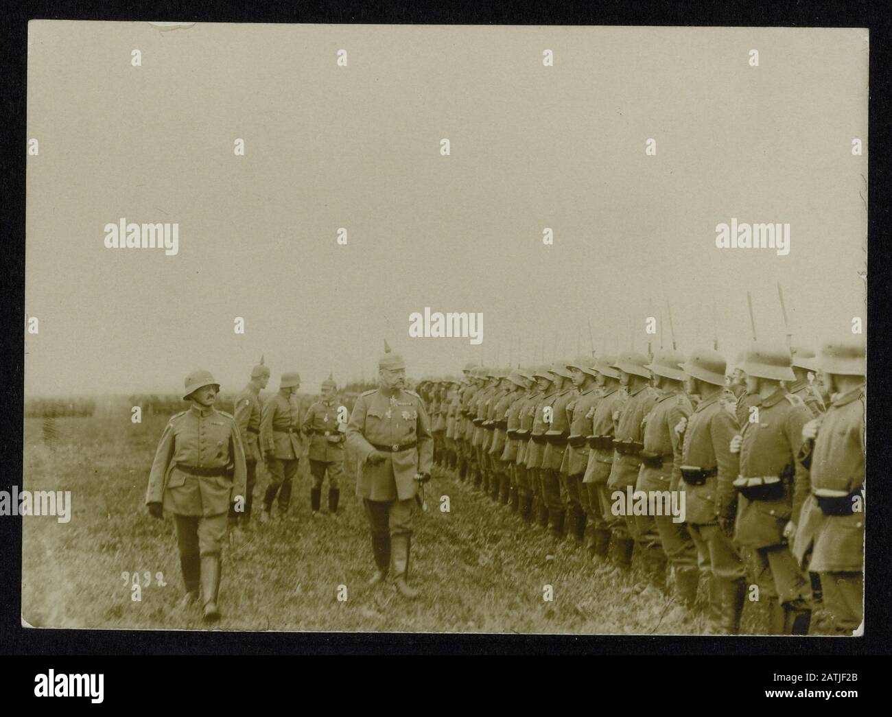 Description: General Field Marshal von Hindenburg bei signaux Regimentern. Abschreiten de Batailllonsfronten Annotation: Le maréchal Paul von Hindenburg inspecte son régiment Date: {1914-1918} mots clés: Première Guerre mondiale, inspections, commandants, soldats, officiers Nom De La Personne: Hindenburg, Paul von Banque D'Images
