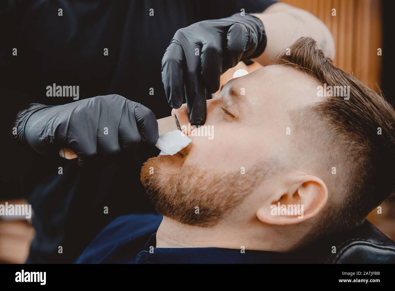 Épilation à la cire du nez de l'homme, soins de beauté et soins dans le  barbershop Photo Stock - Alamy
