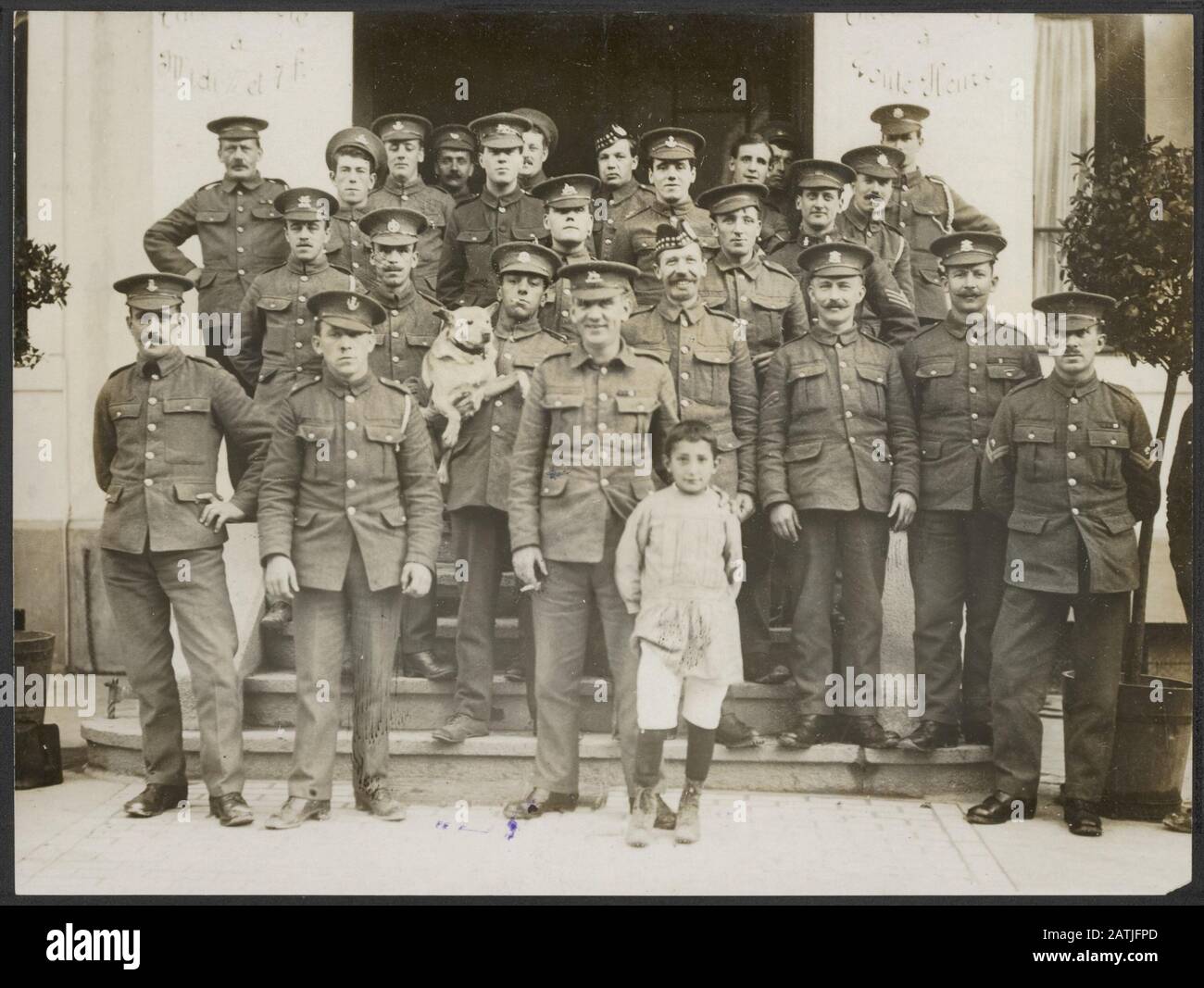 Kitchener Memorial Fund. Première visite officielle en Suisse des épouses de nos soldats internées description: Groupe de soldats internés attendant Leurs épouses au Château d'Oex. Annotation : Fonds Commémoratif De Kitchener. La première visite officielle en Suisse a interné des soldats. Le groupe a interné des soldats en prévision de visites de leurs épouses au Château d'Oex. Date: {1914-1918} lieu: Château d'Oex, Suisse mots clés: Look, gens, villages, soldats d'internement de la première Guerre mondiale Banque D'Images