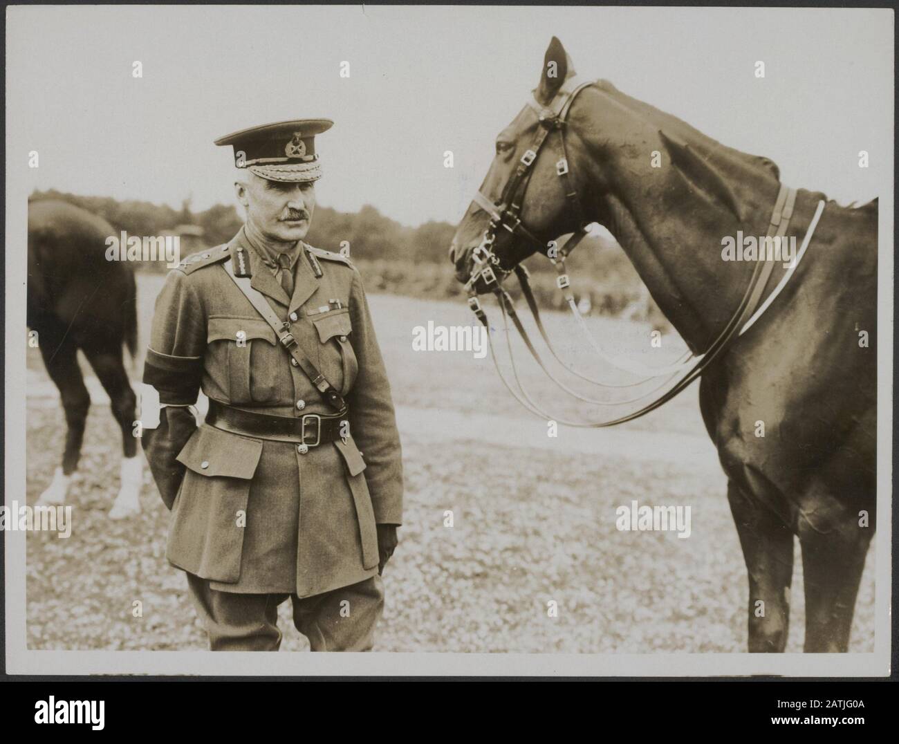 Description du front de l'Ouest : spectacle de chevaux derrière la ligne. Le Commandant De L'Armée Et Son Chargeur, Annotation: Le Front Occidental. Des chevaux de compétition derrière la ligne. Commandant de l'armée Sir Henry Horne et Carrier Date : {1914-1918} mots clés : commandants, première guerre mondiale, fronts, chevaux Nom De La Personne : Horne, Henri Banque D'Images