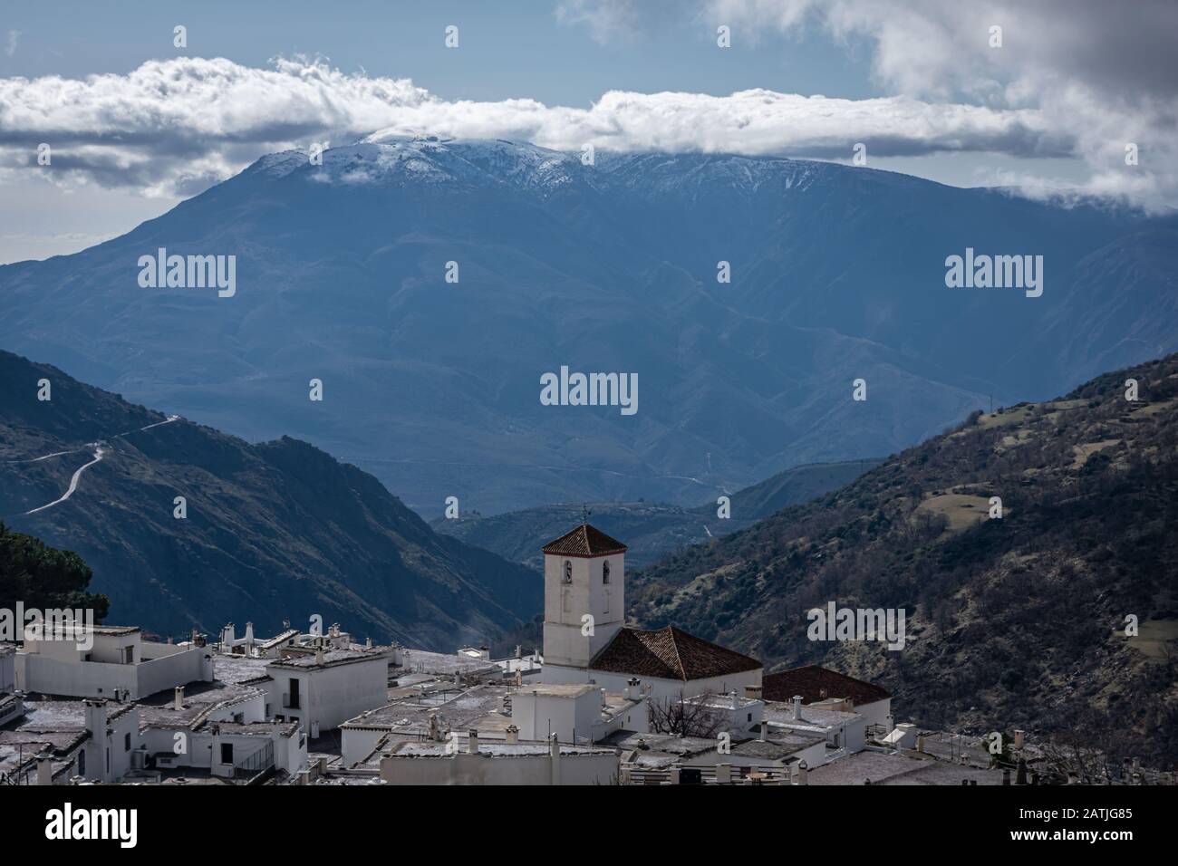 Paysage d'un village dans les hautes montagnes avec le clocher de l'église en dehors Banque D'Images