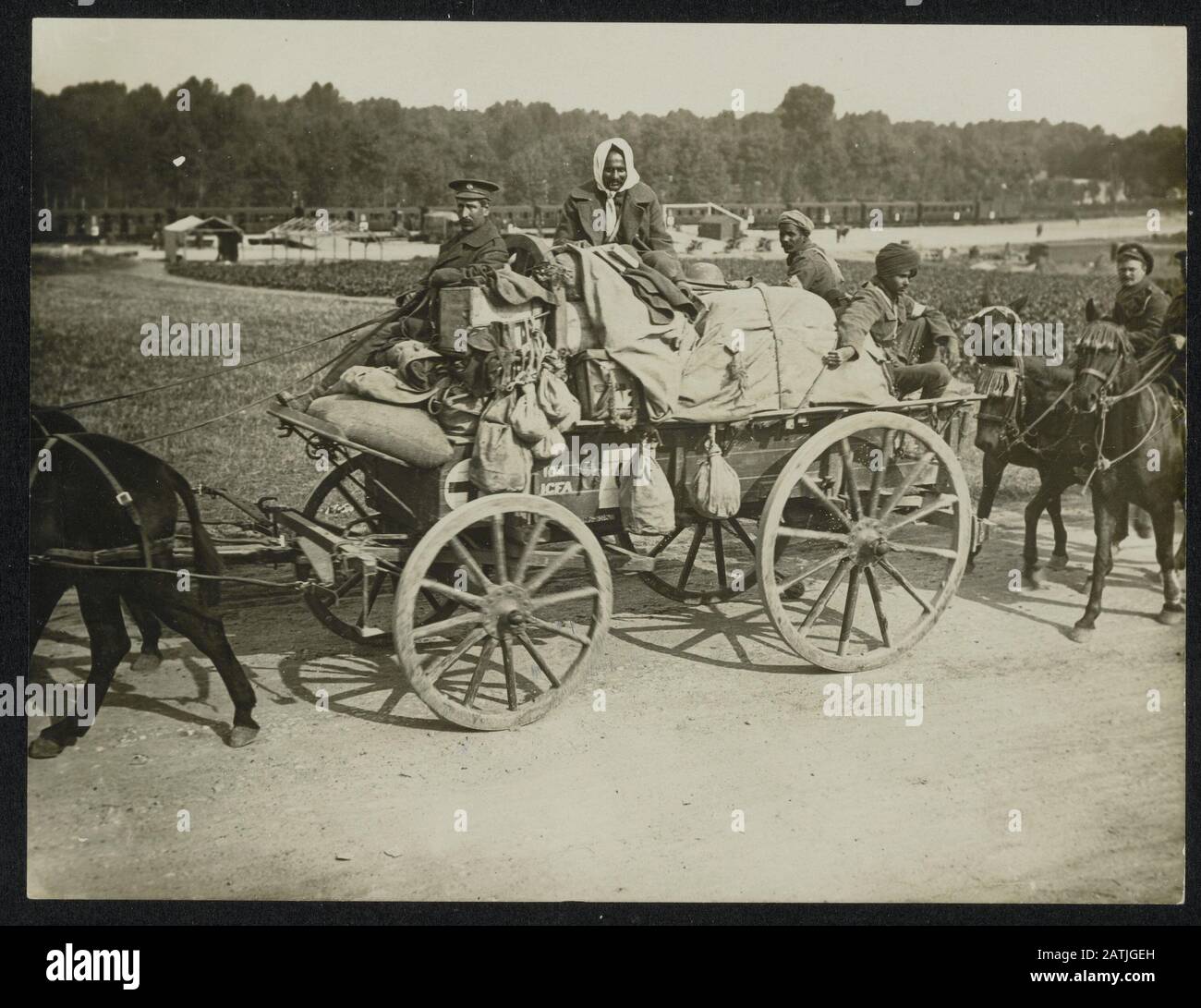 Le front en France Description: Transport indien en mouvement Annotation: Le front en France. Transport des troupes indiennes Date : {1914-1918} lieu : France mots clés : première Guerre mondiale, fronts, militaires, transports Banque D'Images