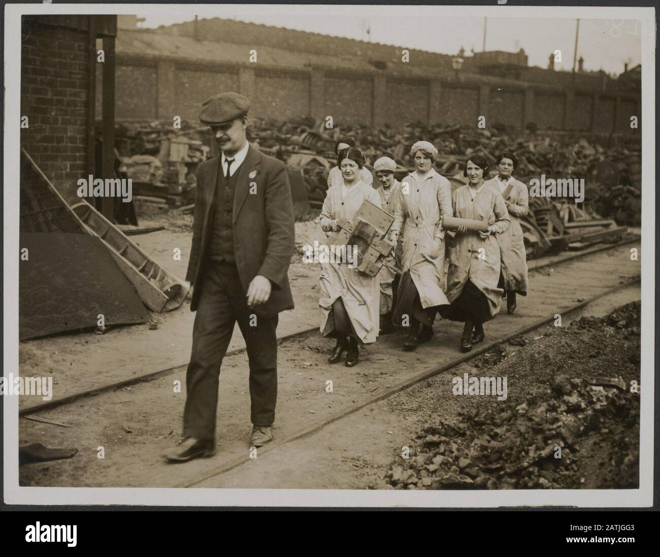 Description: Journalistes sur les œuvres de munitions de tournée. Femmes travailleurs des munitions Annotation: Les journalistes visitent l'industrie des munitions. Travailleuses des munitions Date: {1914-1918} mots clés: Première Guerre mondiale, usines, journalistes, munitions, travail des femmes Banque D'Images