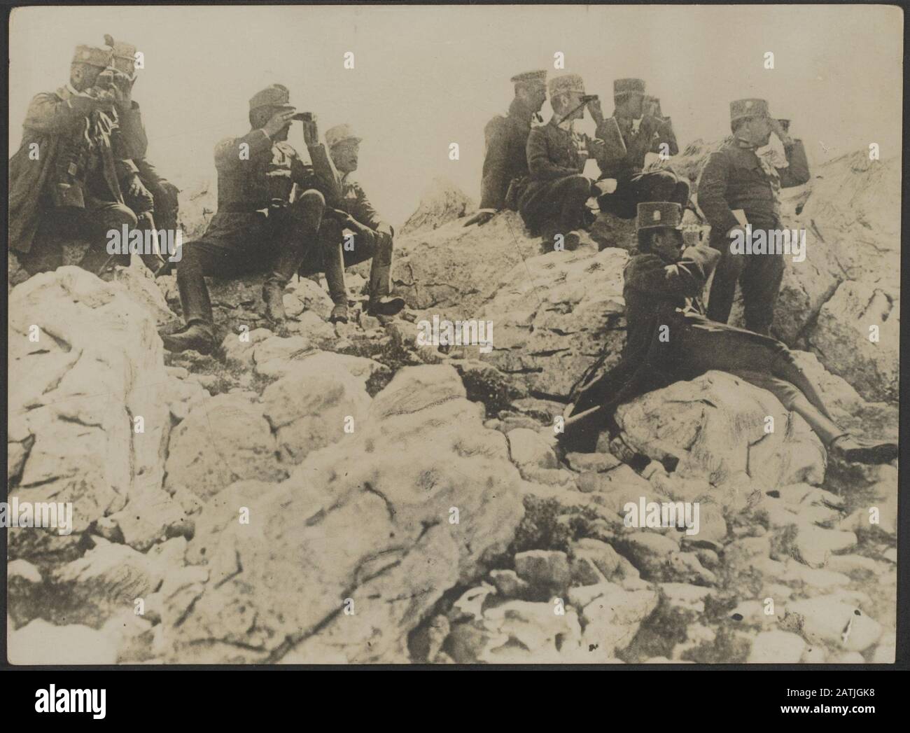 Description: Charles d'Autriche-Hongrie dans le théâtre de la guerre en Italie. L'empereur et son personnel surveillent le progrès de la lutte. Date: {1914-1918} lieu: Italie mots clés: Première Guerre mondiale, fronts, dynasties Nom De La Personne: Charles I Banque D'Images