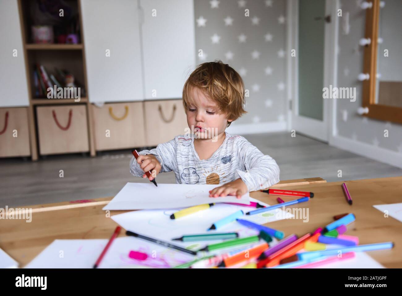 Dessin de petit garçon avec stylos-feutres Banque D'Images