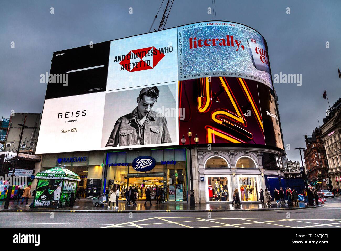 Piccadilly Circus en soirée avec l'emblématique écran publicitaire (Piccadilly Lights) en arrière-plan, Londres, Royaume-Uni Banque D'Images