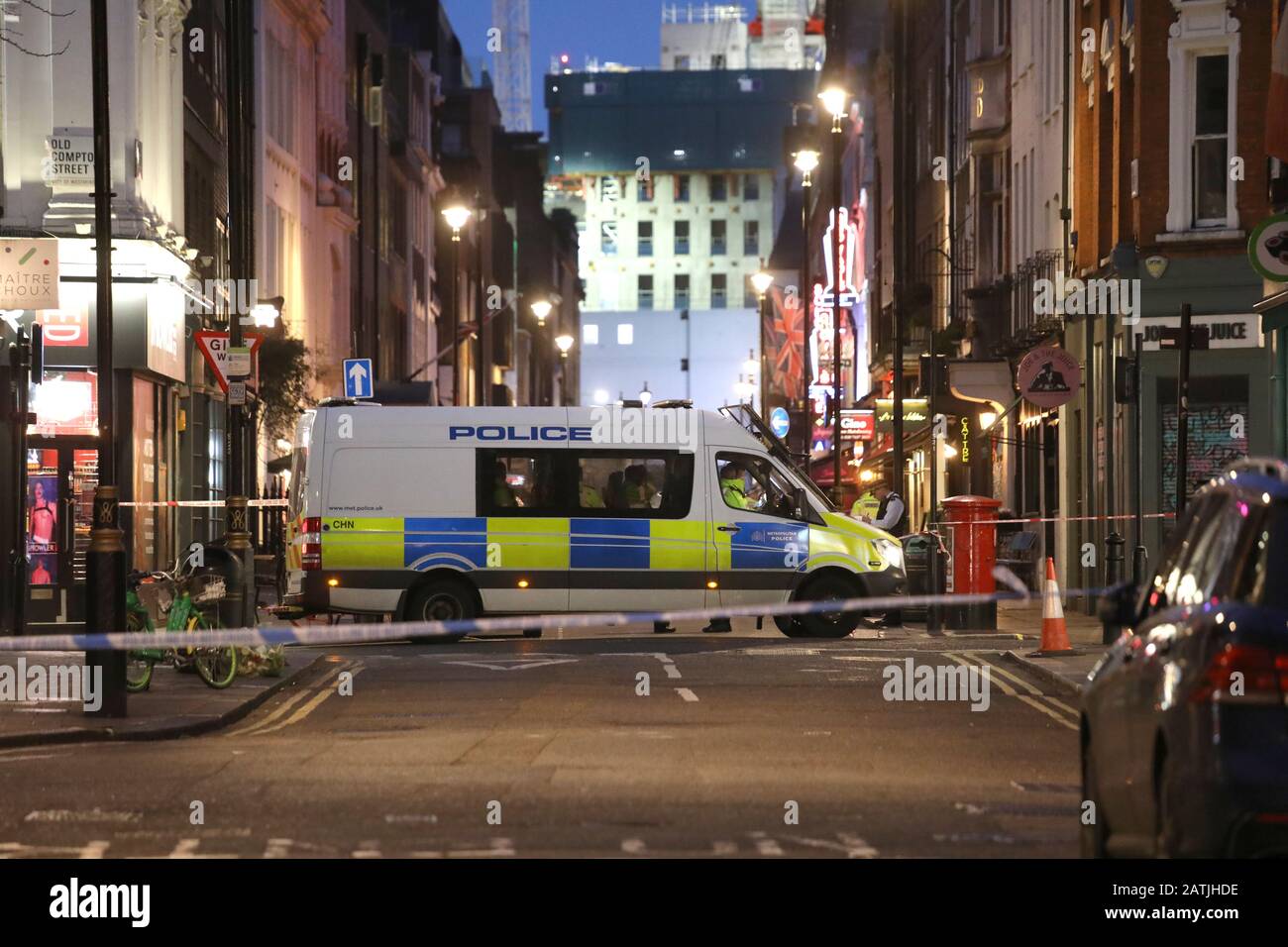 La police de Dean Street dans le centre de Londres après la découverte d'une bombe de la seconde Guerre mondiale. Banque D'Images