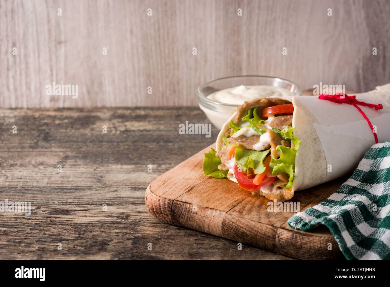 Döner Kebab Sandwich shawarma ou sur table en bois. Banque D'Images