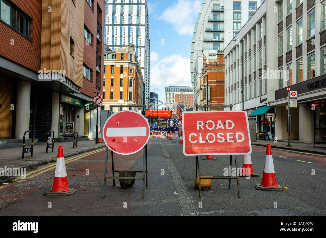 Une route à Londres est fermée pour réparation. Les panneaux rouges et les cônes de signalisation bloquent le chemin. Banque D'Images