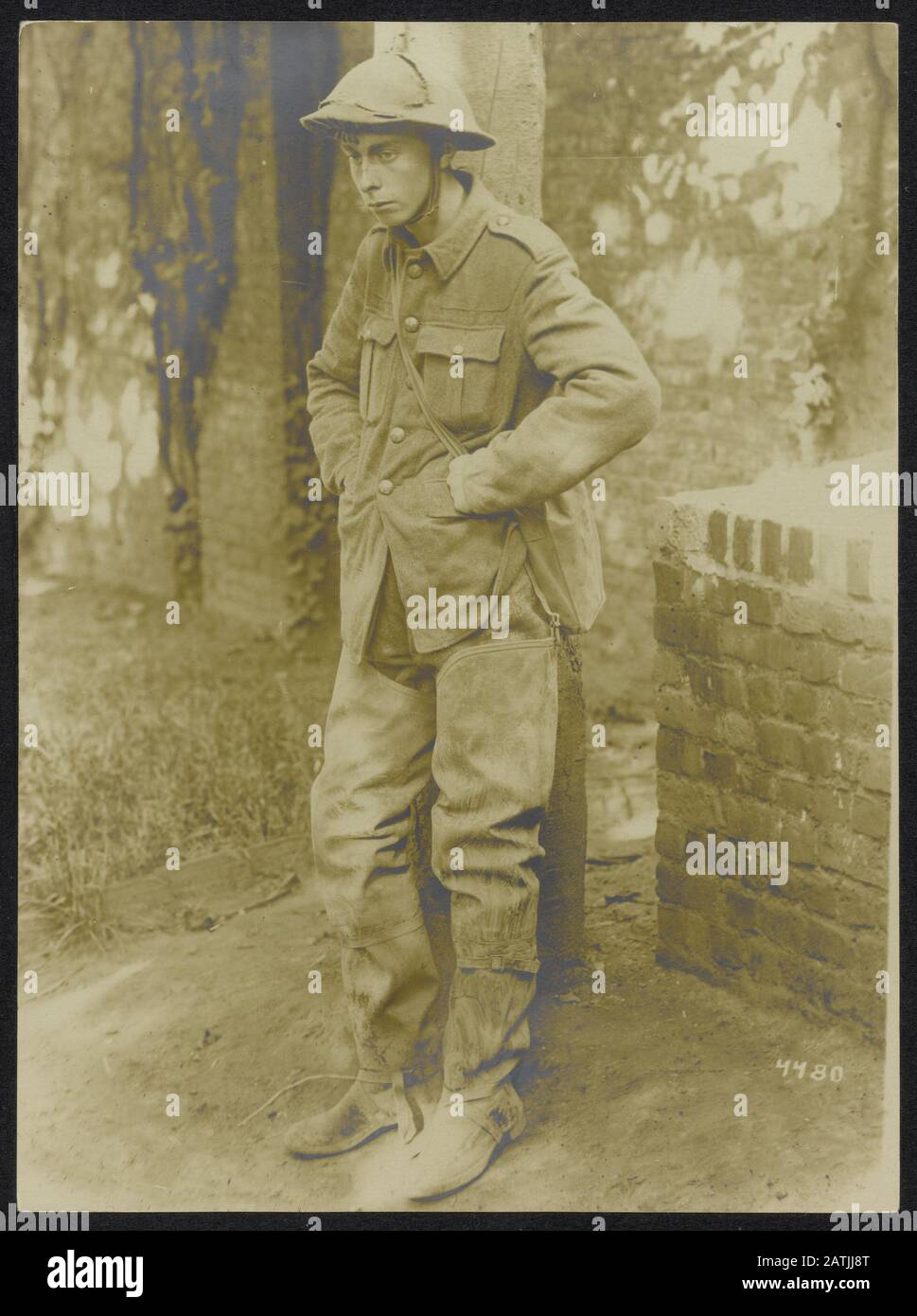 Description: Soldat anglais non armé se met dans l'annotation: Prisonnier? Date : {1914-1918} mots clés : première Guerre mondiale, prisonnier de guerre, soldats Banque D'Images