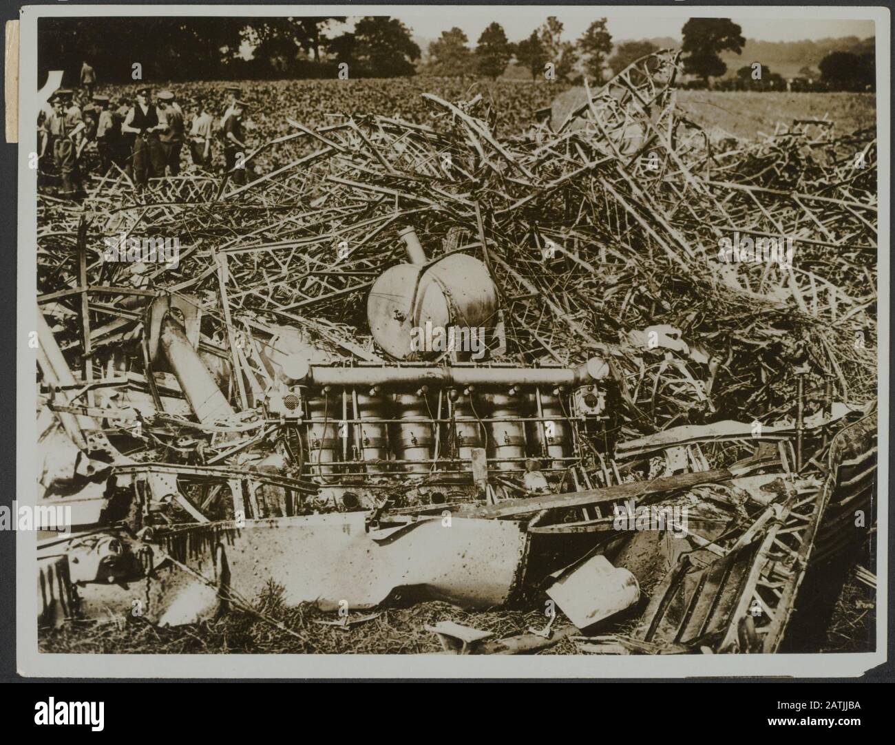 Zeppelin raid 23 / 24 [09.1916] Description: Un des moteurs Annotation: Zeppelin Attack 23/24 [1916]. Épave d'un Zeppelin avec le premier plan un des moteurs; soldats en arrière-plan Date: 23 septembre 1916 lieu: Royaume-Uni mots clés: Première Guerre mondiale, moteurs soldats épave, blimps Banque D'Images
