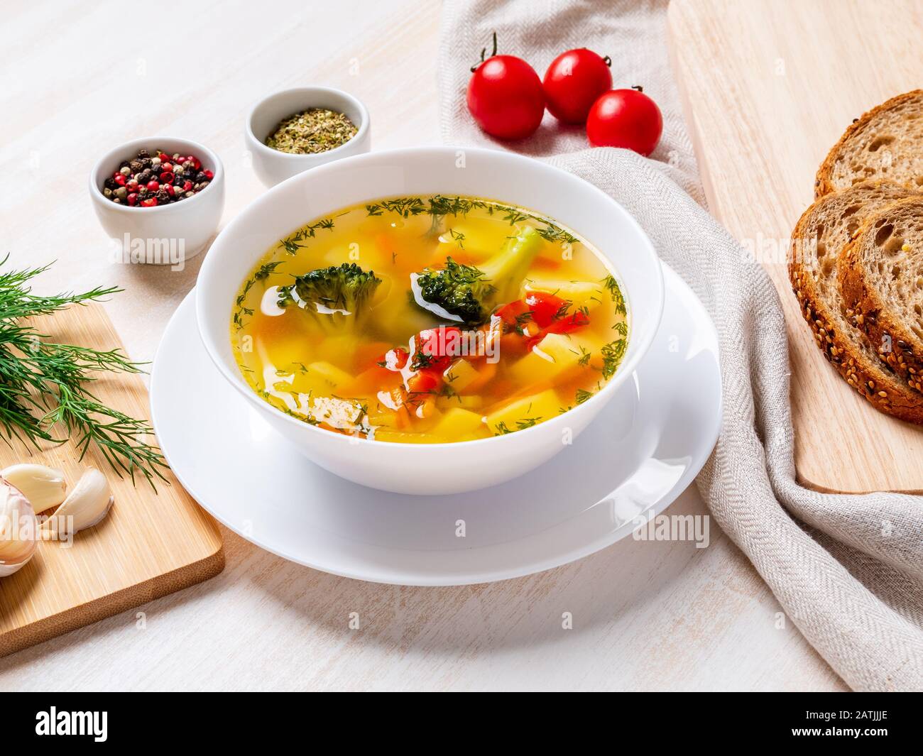 Soupe végétarienne saine aux légumes de printemps avec brocoli, vue latérale Banque D'Images
