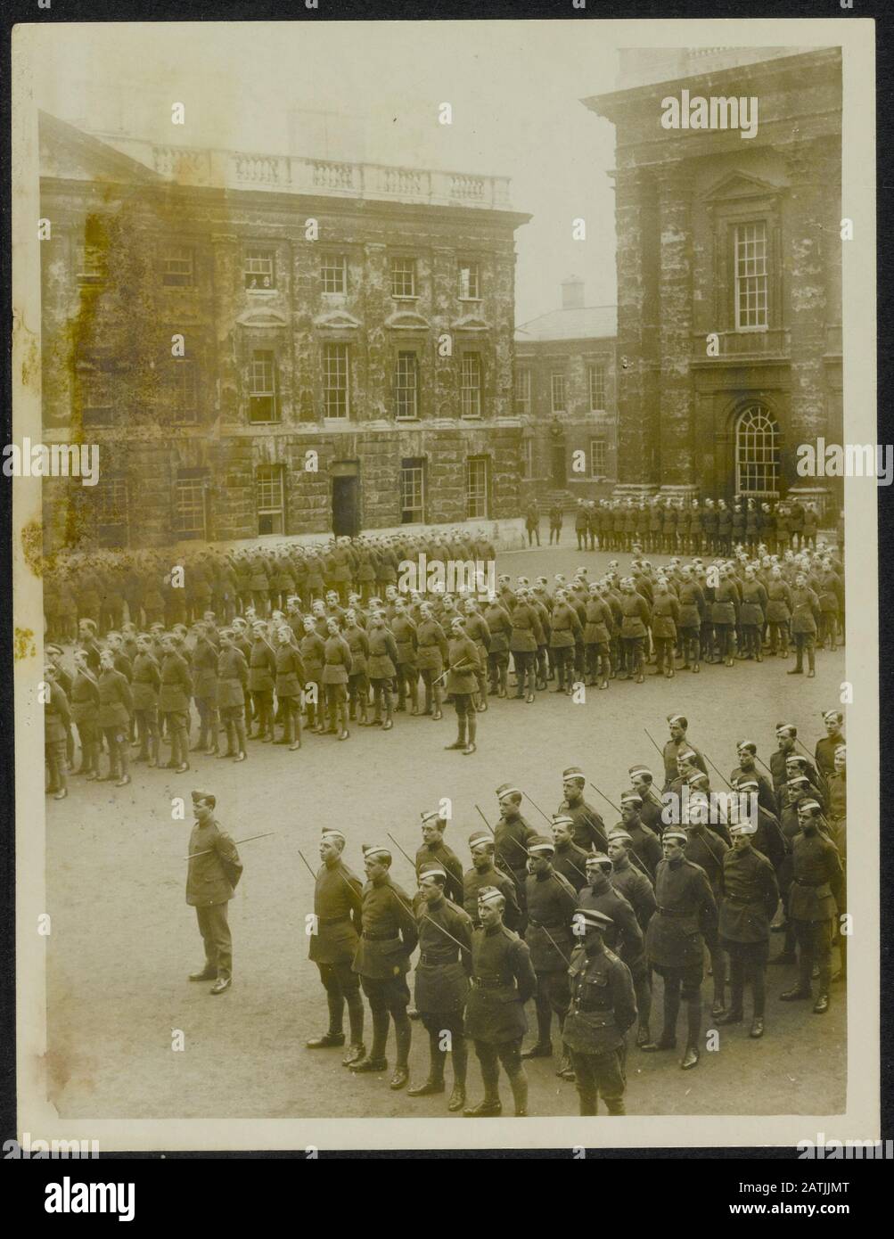 Universités britanniques en temps de guerre Description: Oxford. Panorama ou [...] Quad Christ Church College [...] est un terrain de forage de [...] akon sur salaire jour Annotation: Les universités britanniques en temps de guerre. Oxford. Les universités britanniques Date de la guerre : 1917 lieu : Royaume-Uni, Oxford mots clés : première Guerre mondiale, exercices, cadets, écoles, universités Banque D'Images