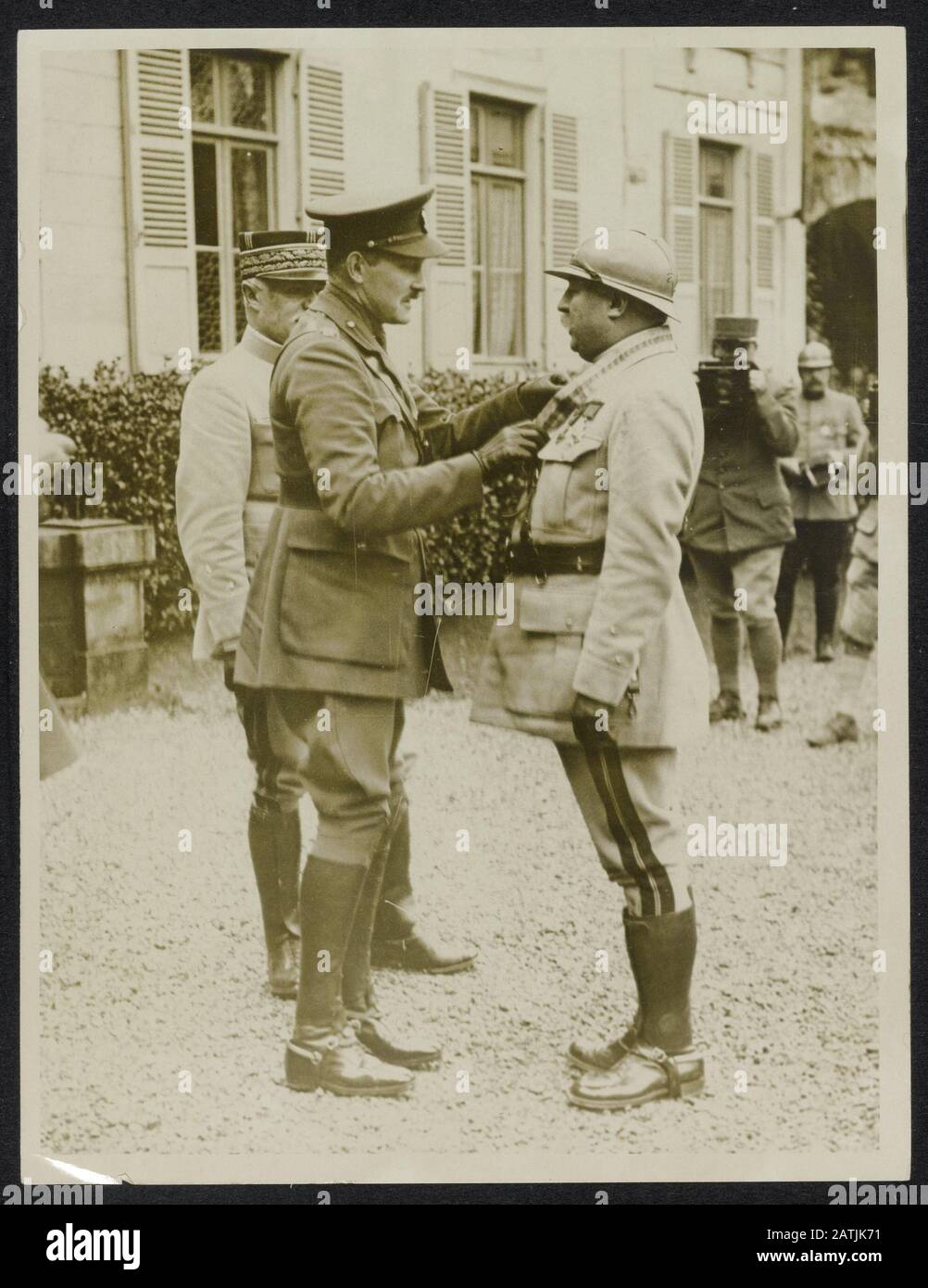Description: Prince Arthur de Connaught décorant une annotation générale française: Prince Arthur de Connaught [Arthur de Saxe-Coburg et Gotha (1883 1938), petit-fils de la Reine Victoria ] décorera un général français Date: 1916 lieu: France mots clés: Première Guerre mondiale, distinctions dynasties Nom De La Personne: Arthur Banque D'Images
