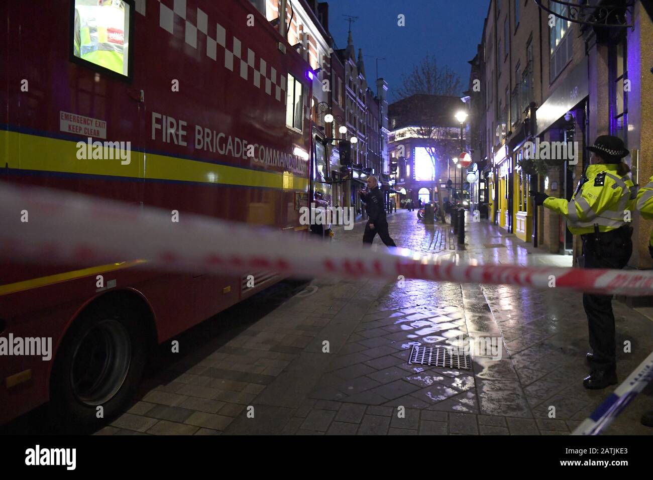 La police et les pompiers de Cambridge Circus après une bombe de la seconde Guerre mondiale ont été découverts dans Dean Street, dans le centre de Londres. Banque D'Images