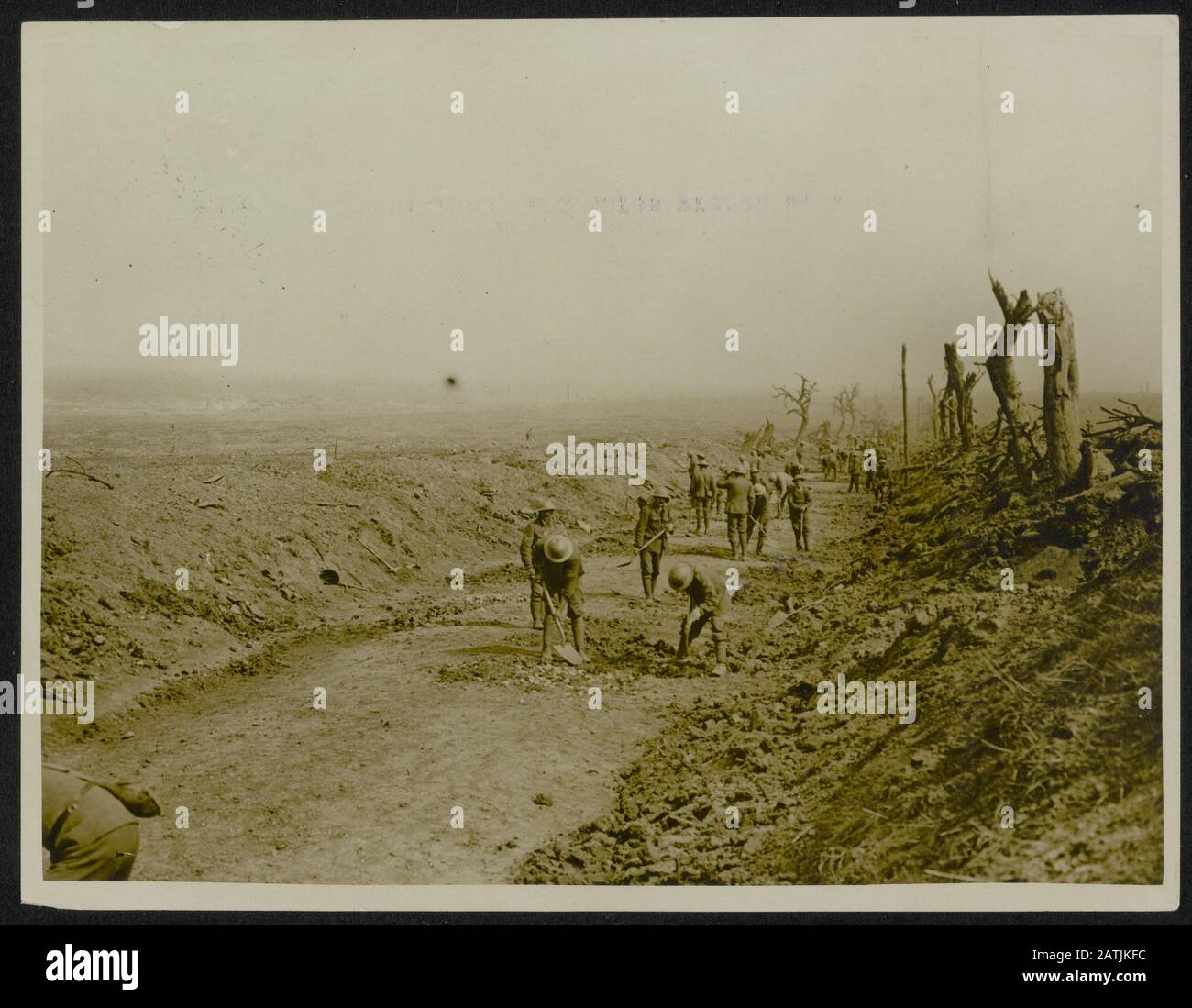 Le front en France Description: La construction de routes sur le champ de bataille Annotation: Le front en France. Construction de routes sur le champ de bataille Date: {1914-1918} lieu: France mots clés: Première Guerre mondiale, fronts, champs de bataille, construction de routes Banque D'Images
