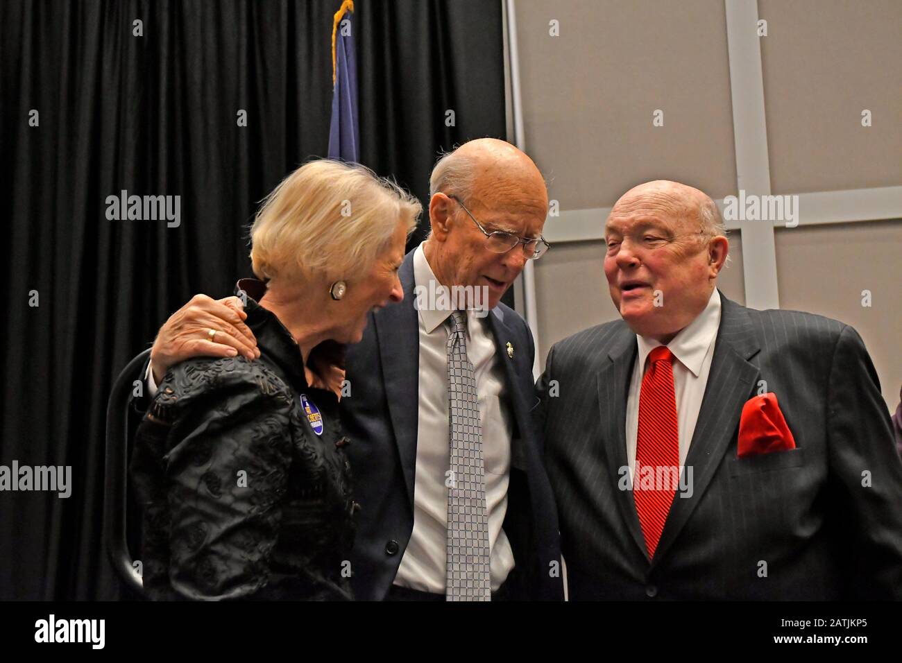 Olathe, Kansas, États-Unis, 1 février 2020 le sénateur Pat Roberts (R-KS) (centre) avec sa femme Frankie (L) pose pour des photos avec les invités à la célébration du dîner de service en l'honneur de Roberts. Banque D'Images