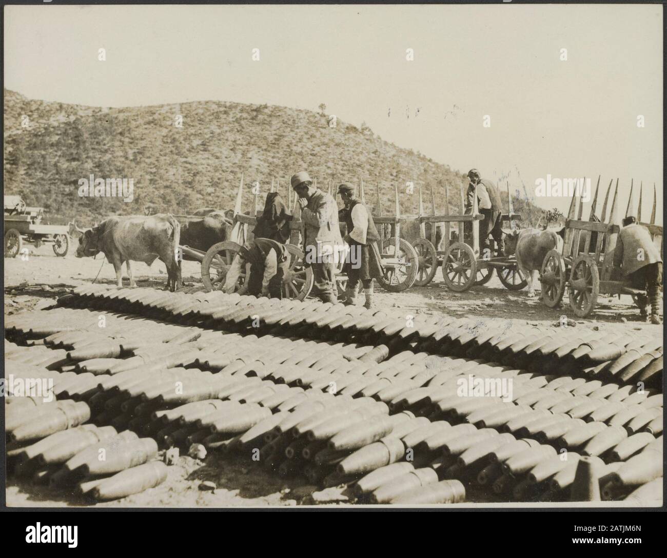 Le front de Salonica Description: Les obus pour les armes serbes Ont Transporté une montagne par des wagons de taureaux Annotation: Le front à Salonika. Des grenades pour les canons serbes sont appliquées des chariots de montagne Date: {1914-1918} lieu: Grèce, Thessalonique mots clés: Montagnes, première Guerre mondiale, fronts, obus, chariots de bœuf, soldats Banque D'Images