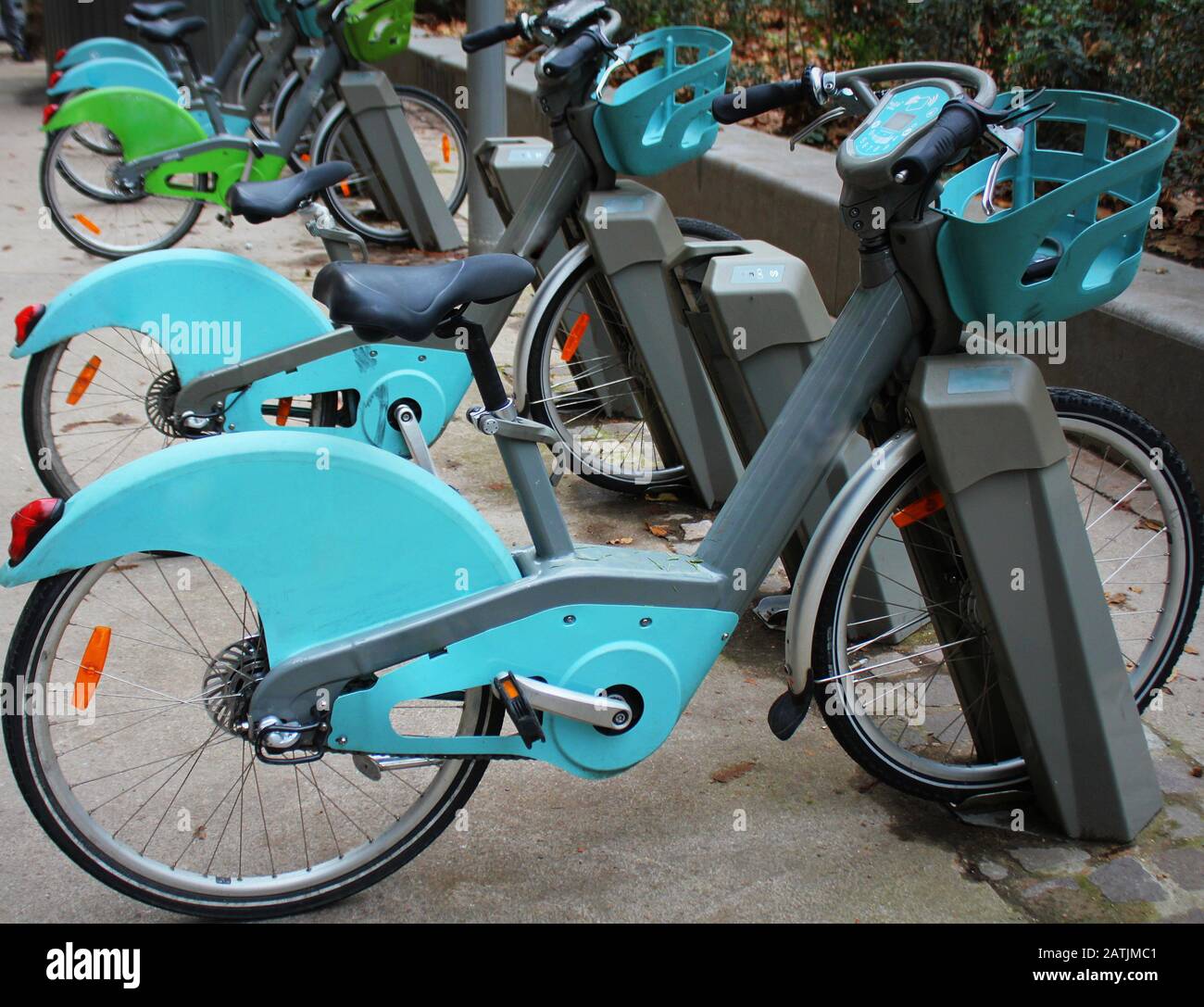 La charge de la batterie électrique urbain vélos dans la ville. Transport écologique Banque D'Images