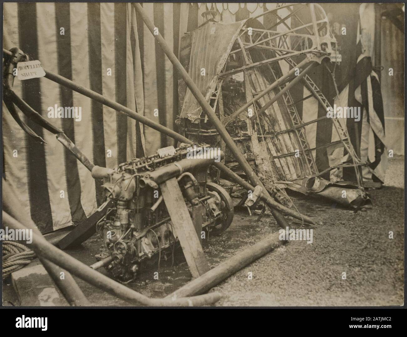 Exposition des reliques Du Zeppelin Ramenée dans Essex à la H.A.C. [L'honorable Artillerie Company] siège social, Burnshill E.C. Description de la rangée: Certains des vestiges Du Zeppelin, Déposé dans Essex maintenant en vue de l'annotation publique: L'exposition des restes du Zeppelin a été abattée dans Essex, dans le quartier général du HAC. Quelques reliques que maintenant le public peut être visité Date: {1914-1918} lieu: Grande-Bretagne mots clés: Première Guerre mondiale, expositions, blimps Banque D'Images