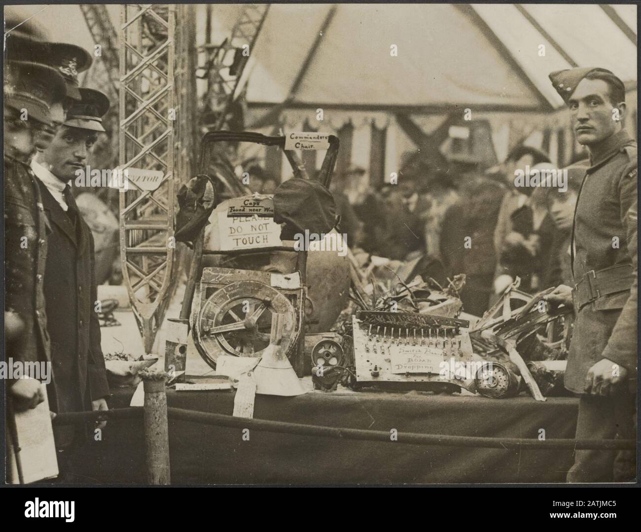 Exposition des reliques Du Zeppelin Ramenée dans Essex à la H.A.C. [L'honorable Artillerie Company] siège social, Burnshill E.C. Description de la rangée: Certains des vestiges Du Zeppelin Déportés dans l'Essex et la voiture d'observation trouvée dans East Anglia Annotation: L'exposition des restes du Zeppelin a été abattée dans l'Essex, dans le quartier général du HAC. Aussi Espagionnage Gondola qui se trouve dans East Anglia Date: {1914-1918} lieu: Grande-Bretagne mots clés: Première guerre mondiale, espionnage gondolas, expositions, blimps Banque D'Images