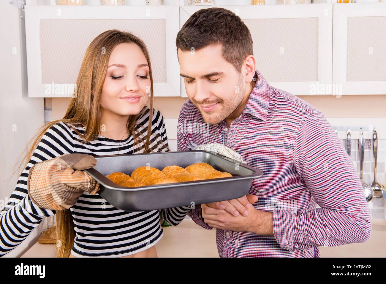 Un jeune couple adorant faire des gâteaux cuits dans la cuisine Banque D'Images