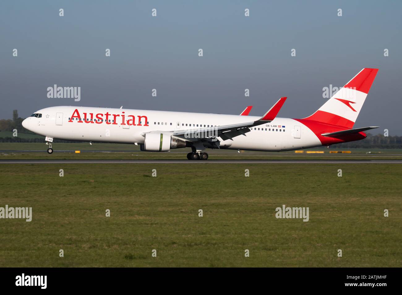 Vienne / Autriche - 18 avril 2019: Austrian Airlines Boeing 767-300 OE-LAW avion de passagers arrivée et atterrissage à l'aéroport international de Vienne Banque D'Images