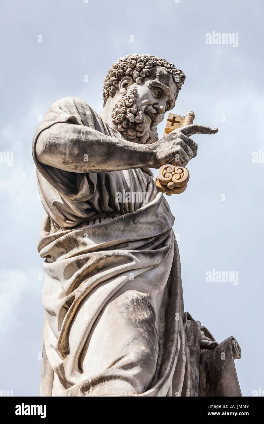 Statue de Saint-Pierre tenant les clés des portes du ciel, place Saint-Pierre, Cité du Vatican, Rome, Italie. Banque D'Images