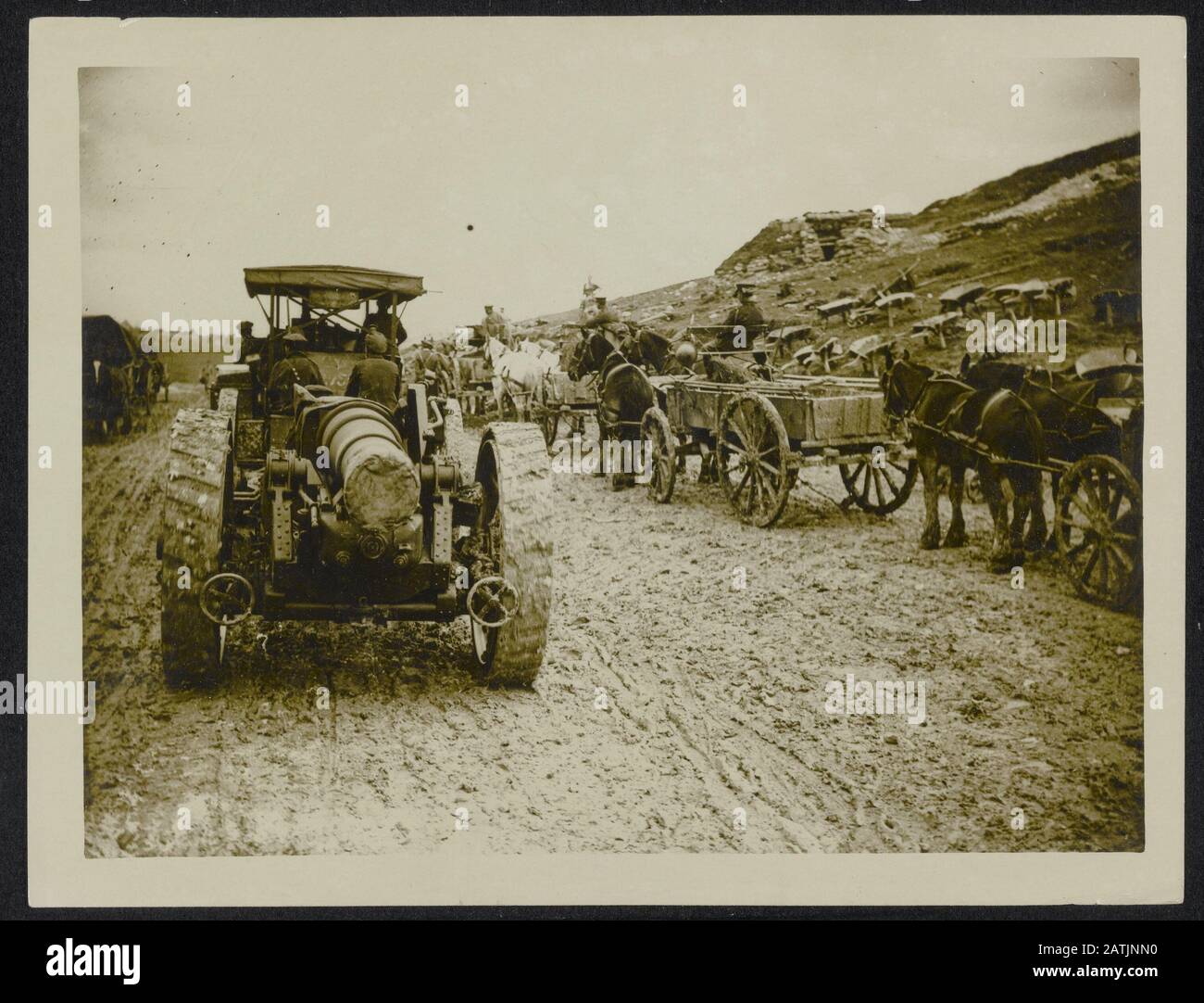 L'avance britannique dans l'Ouest Description: Une scène sur la route Annotation: L'avance britannique dans l'Ouest. Scène sur le chemin du transport avant d'un canon et de quelques calèches Date: {1914-1918} mots clés: Première Guerre mondiale, fronts, transports Banque D'Images